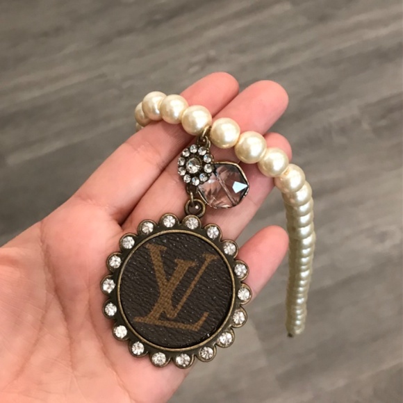 Upcycled handbag pearl necklace, - Picture 5 of 5